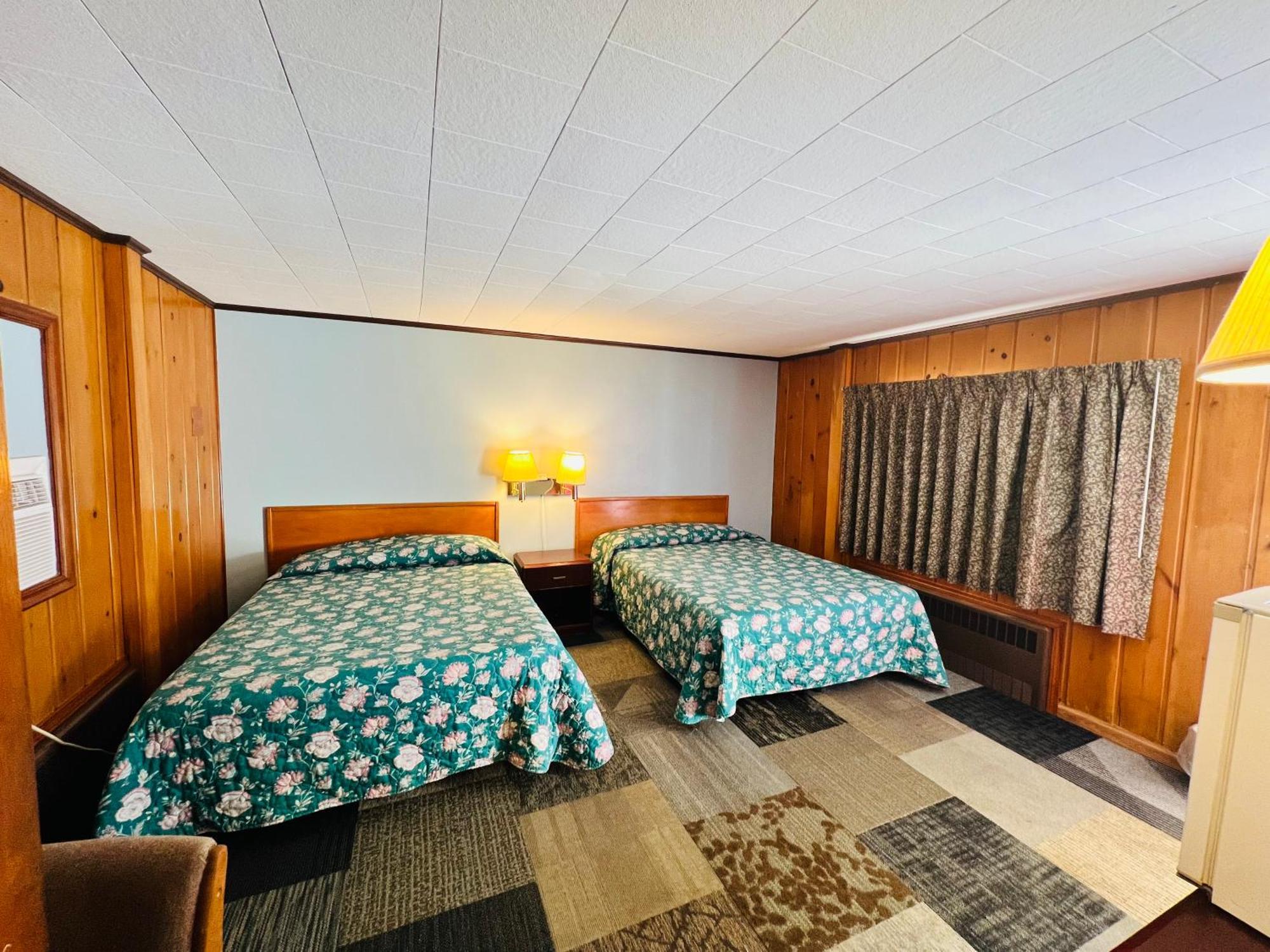 Sun N Snow Hotel Cadillac Exterior photo