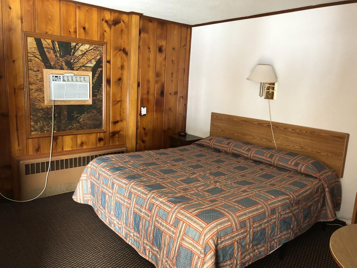 Sun N Snow Hotel Cadillac Exterior photo